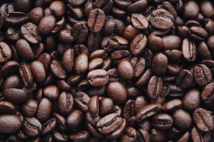 האם קפה מפריש חומרים מסרטנים?