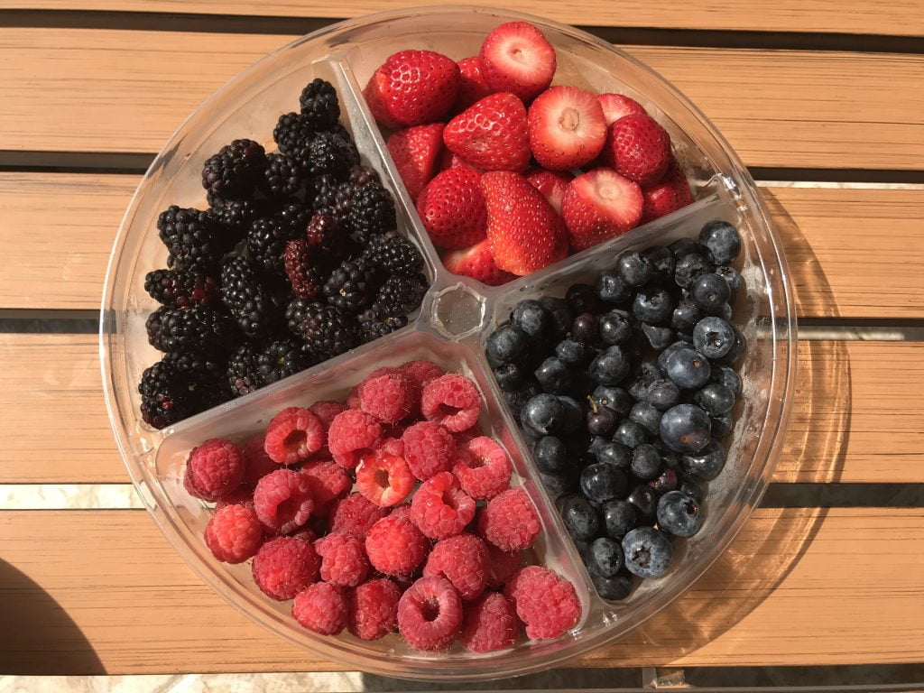 צלחת פירות יער