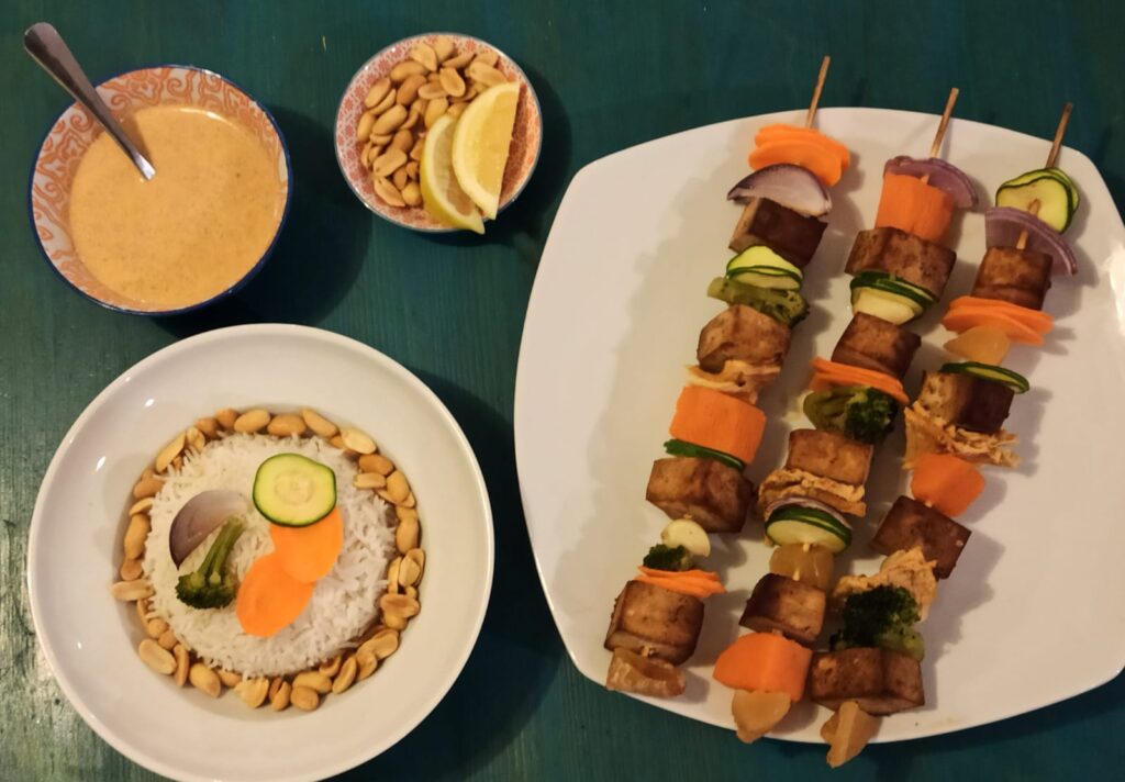 שיפודי טופו בקארי ירקות ובוטנים