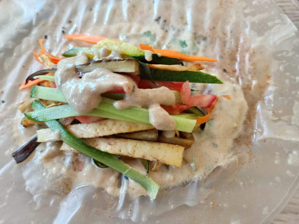 מילוי ספרינג רולס במרכיבים בריאים