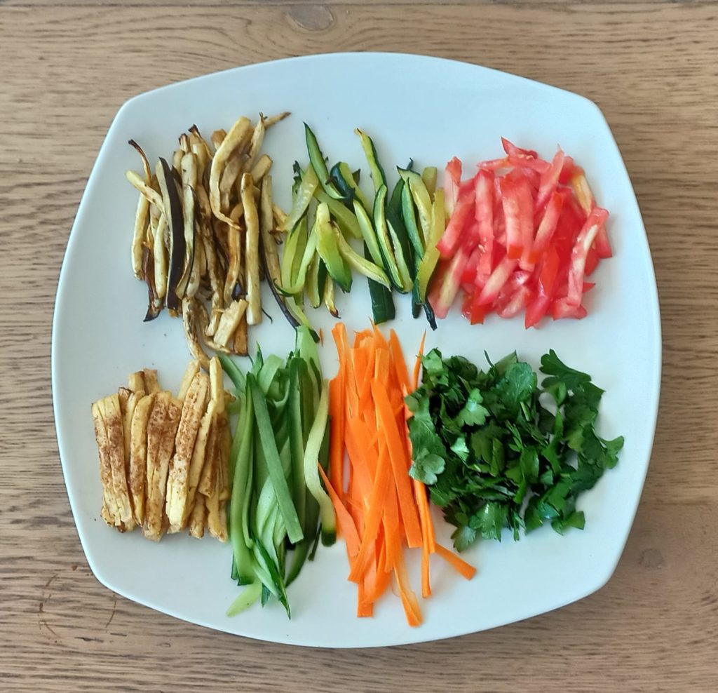 מרכיבי המילוי למתכון ספרינג רולס בריא