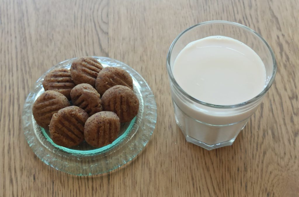 חלב צמחי עם עוגיות משאריות