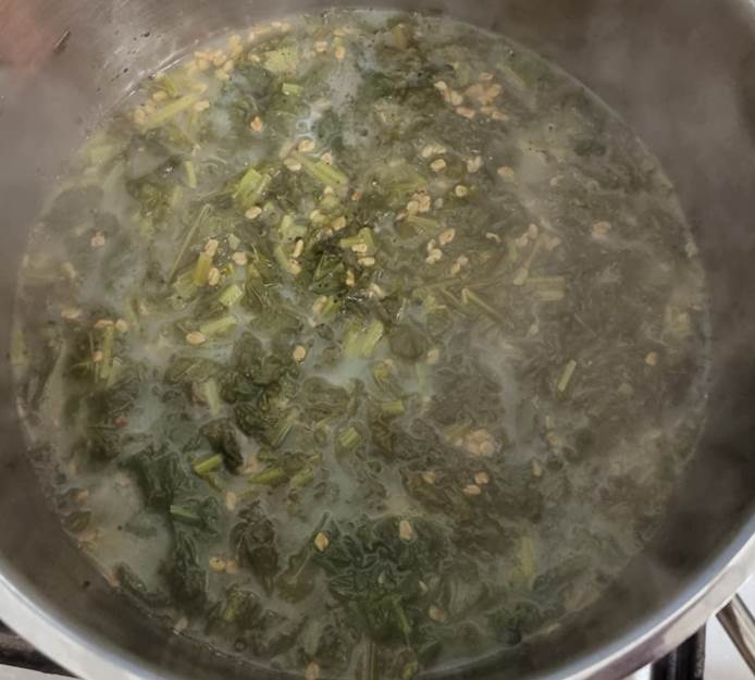 מרק עם עלי צנונית