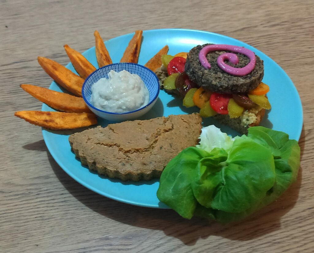 המבורגר טבעוני מעדשים מוגש על צלחת