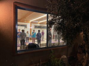 יוגה, נשימה והרפייה מעבר לחלון