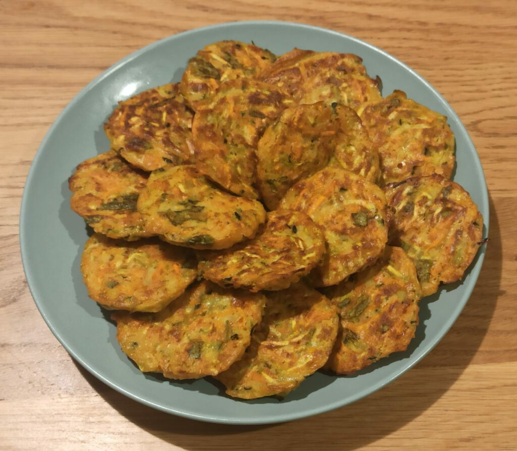 צלחת ובתוכה לביבות קישואים, גזר ודלעת