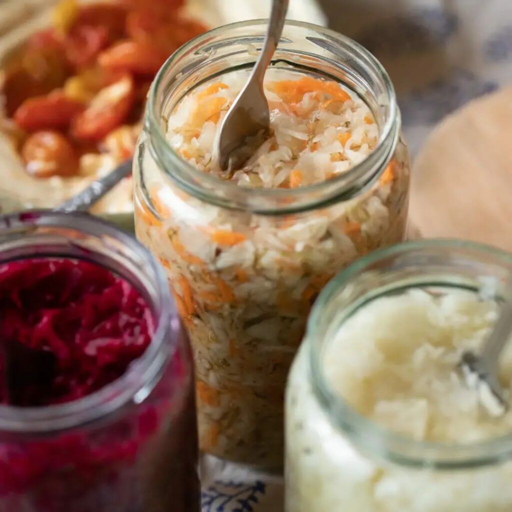 צנצנות עם ירקות כבושים