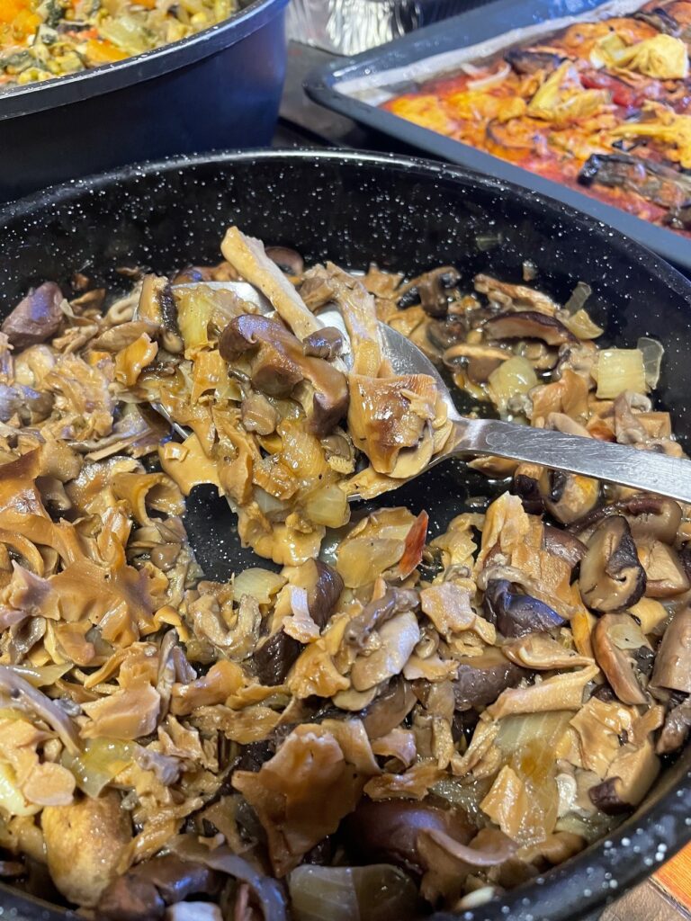 תבשיל פטריות כולל פטריית מיטאקה