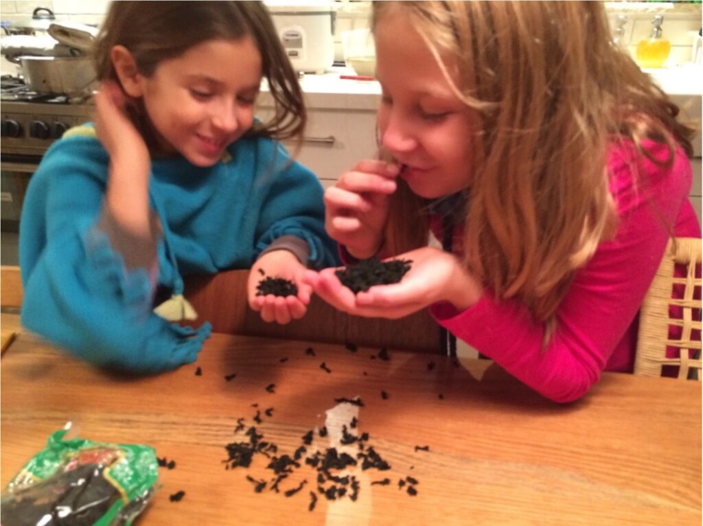 ילדות אוכלות אצות