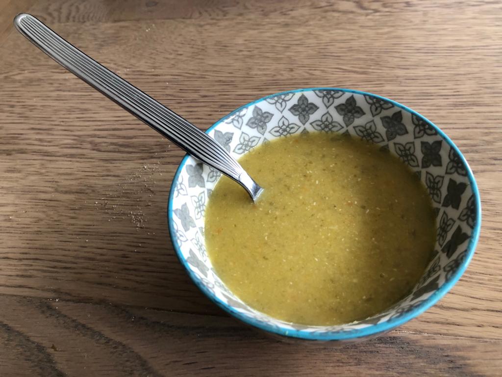 קערת מרק ירוק על בסיס עדשים כתומות וירקות