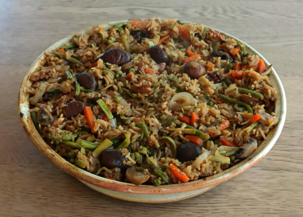 קערה עם אורז בתנור ותוספות בריאות