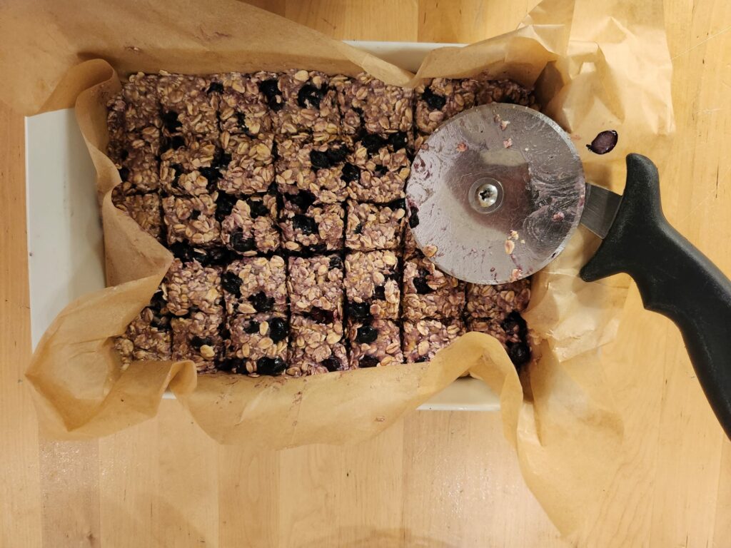 חיתוף עוגיות שיבולת שועל לפני התנור