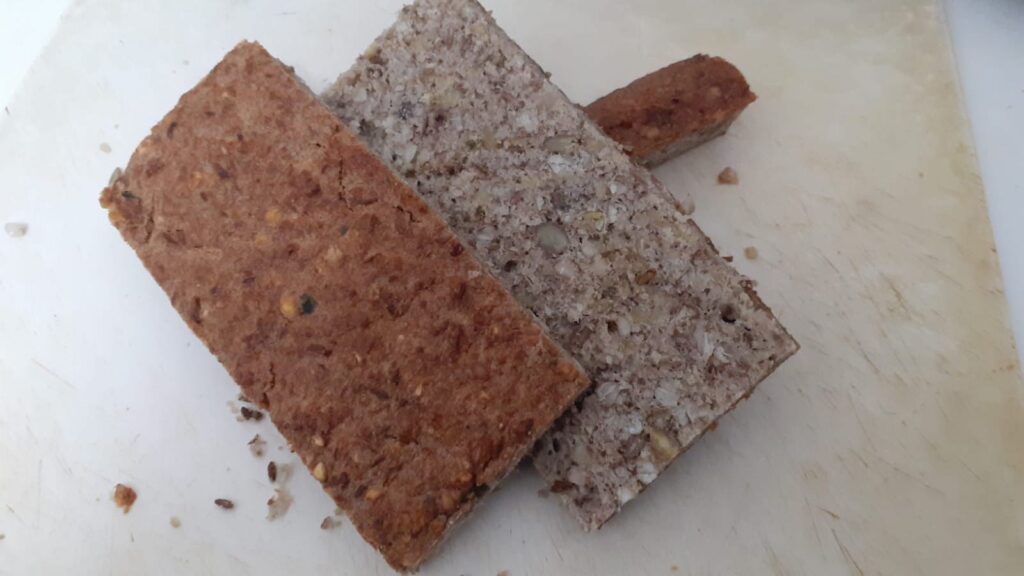 לחם כוסמת עדשים כתומות חתוך