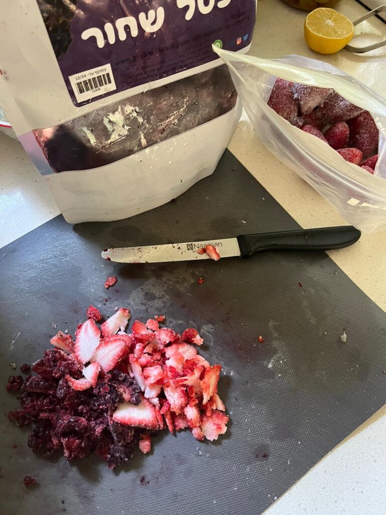 פירות יער חתוכים להכנת קינוח בריא