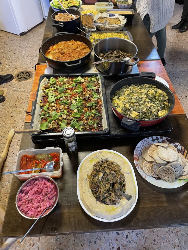 מגש פיצה טבעונית בשולחן האוכל