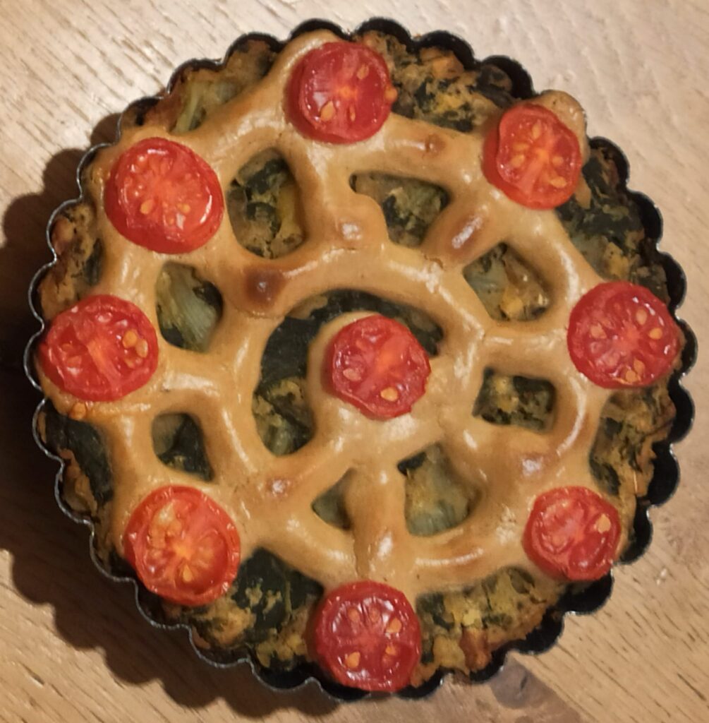 פשטידת מנגולד וחומוס אישיות עם טחינה