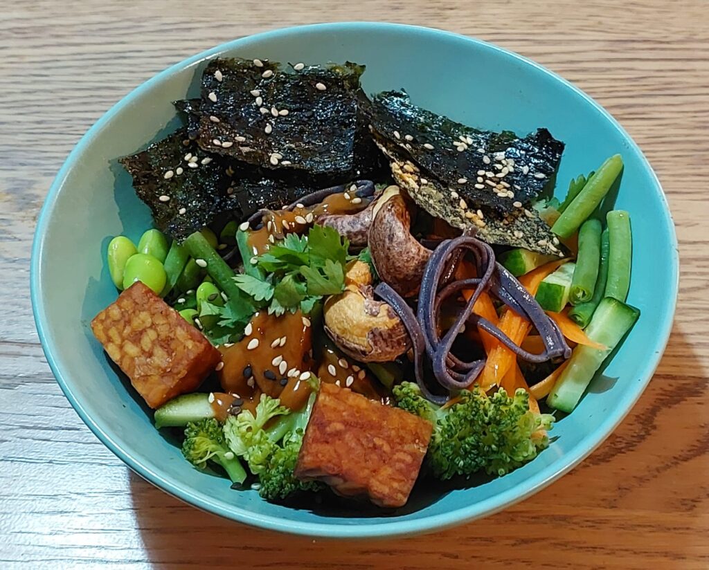 קערה מלאה בפוקי בול סושי