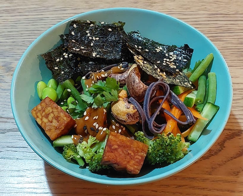 אצות קלויות ופריכות בקערה