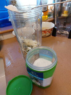 הוספת מלח וזעתר לגבינה טבעונית