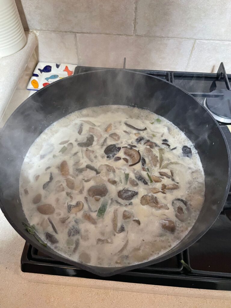 הכנת מרק פטריות עם שמנת סויה