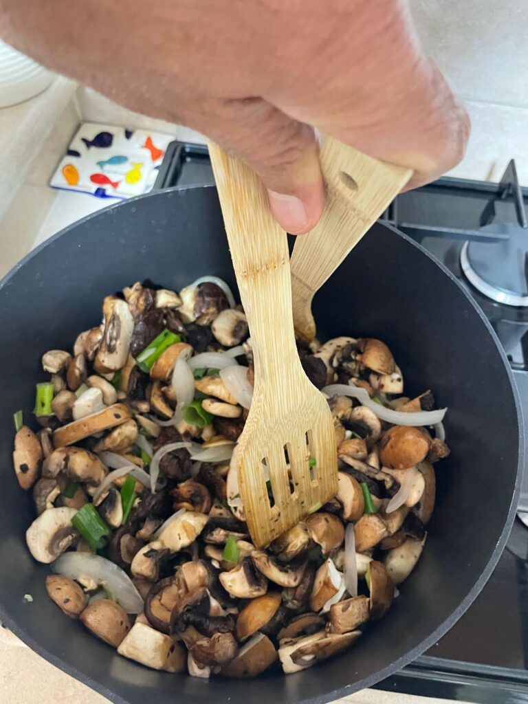 טיגון בצל ופטריות 