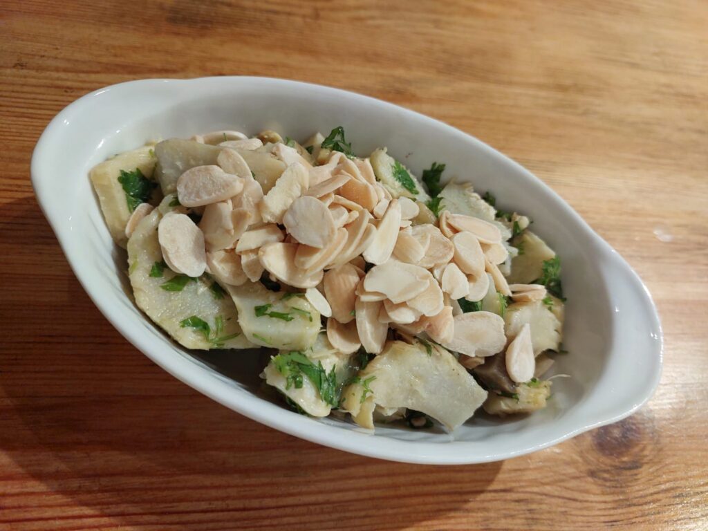 סלט ארטישוק בקערת הגשה