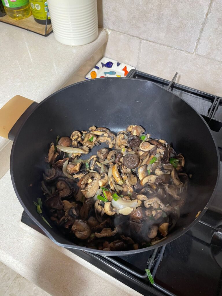 פטריות לאחר טיגון קל בדרך למרק