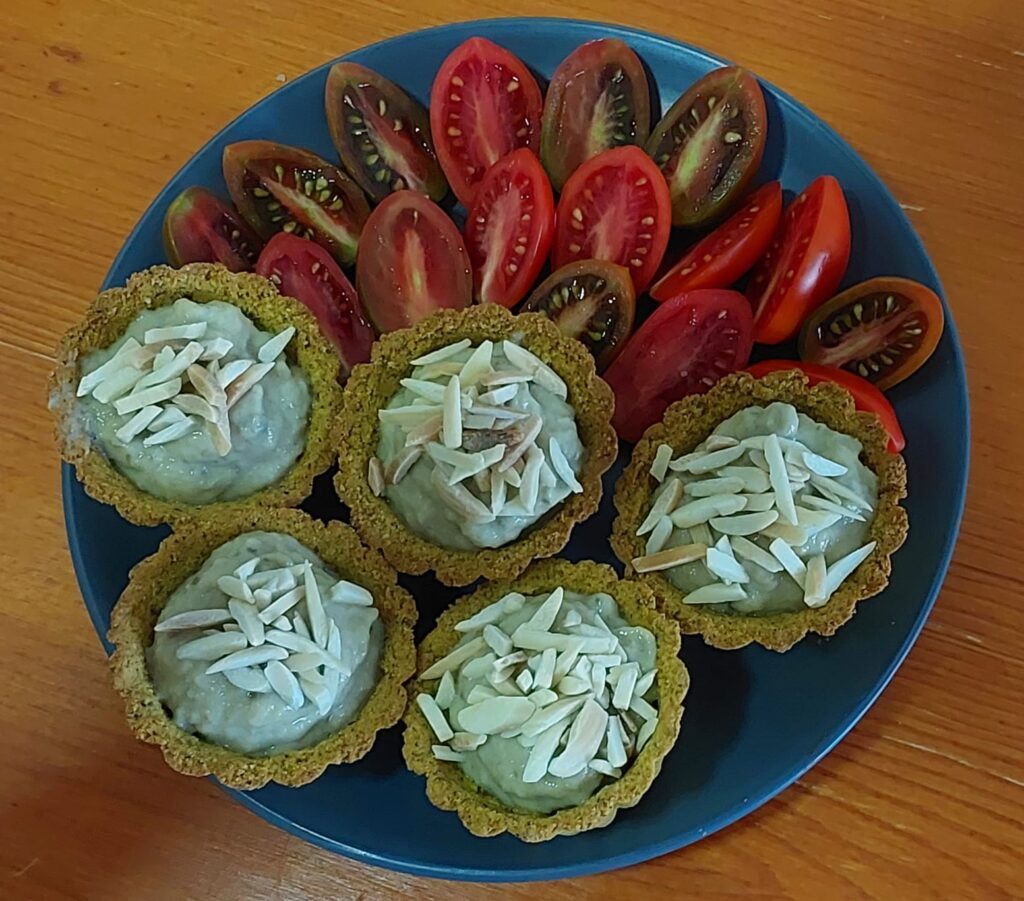 צלחת עם קעריות שקדים ממולאות