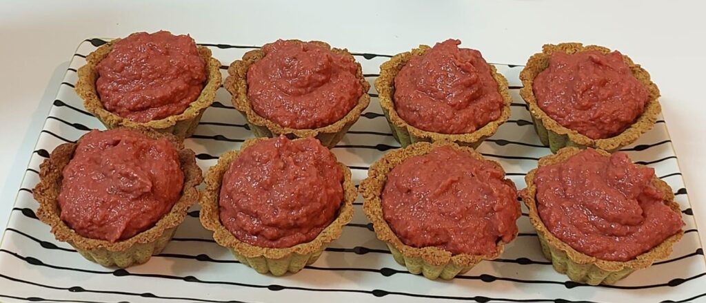 קעריות שקדים ממולאות בסלט חצילים, טחינה וסלק