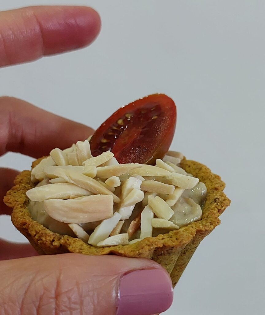 קעריות שקדים ממולאות בסלט חצילים וטחינה