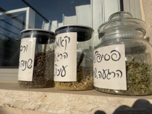 חליטות מרגיעות בצנצנות