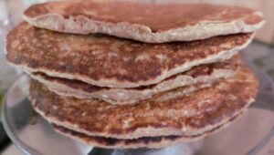 ערימה של פנקייק שיבולת שועל