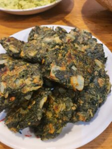 קציצות חוביזה מוגשות על צלחת