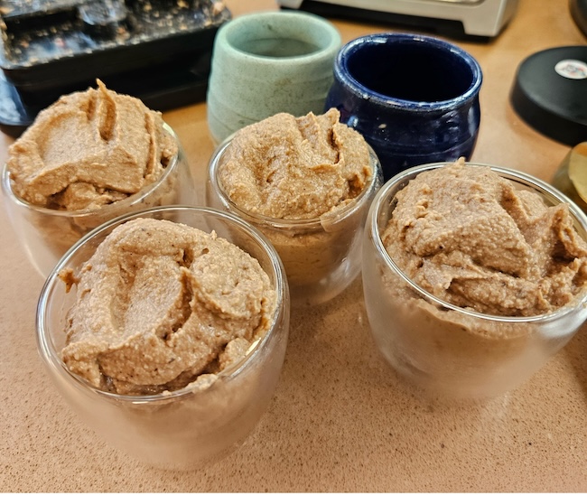 מוס שוקולד בריא עם אגוזי לוז - אופיר פוגל נטורופת