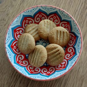 עוגיות טחינה וקמח שקדים מוכנות להגשה