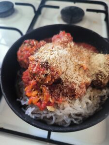 כדורי בשר טבעוניים עם ספגטי ברוטב עגבניות