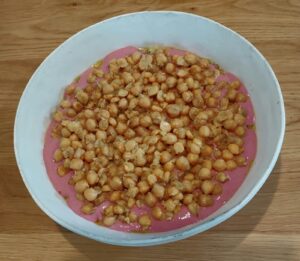 חומוס גרגירים על טחינת סלק ורודה וחצילים