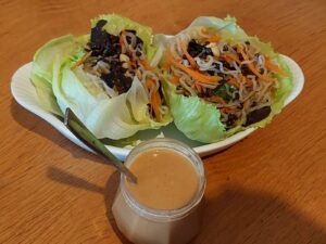 הצעת הגשה לחסה אייסברג ממולאת עם רוטב ליד