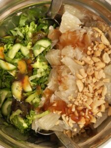 סלט על בסיס פומלה בקערה