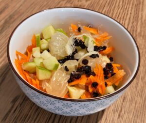 סלט פירות פומלית עם גזר