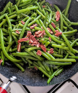 שעועית ירוקה עם אגוזי פקאן במחבת