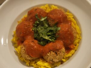 מנה של קציצות חומוס על מצע אורז