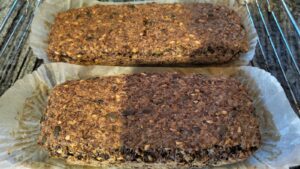 שני כיכרות של לחם קוואקר אגוזים וזרעים