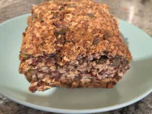 לחם קוואקר ואגוזים חתוך באמצע