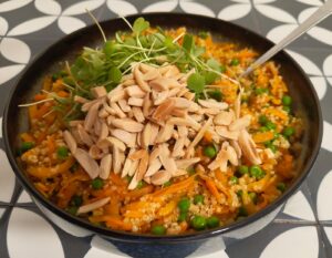 סלט קינואה בטטה ואפונה במחבת מוכן לאכילה