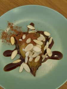 קינוח אגס עם דפי אורז מוגש לאכילה