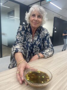 מרק מיסו טופו פטריות ואצות מוכן לאכילה בקערת זכוכית
